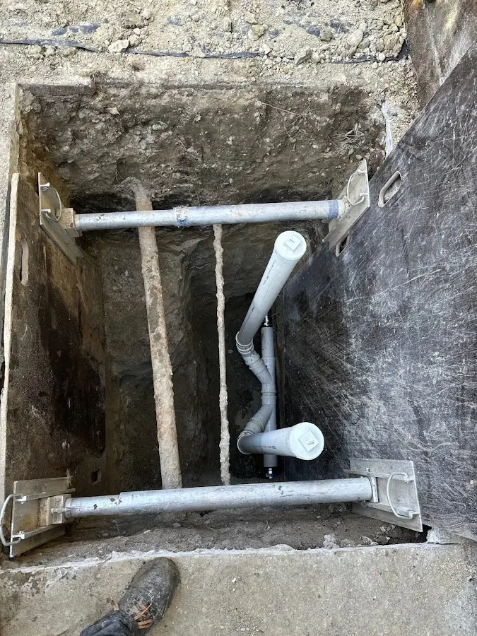 Experienced plumber completing Drain Cleaning work in Williston Highlands
